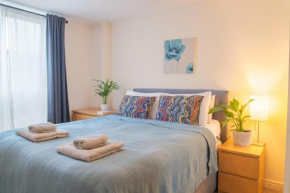 Stay in our Stylish Flat! & secure building & sleeps up to 4